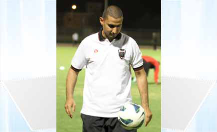 في الرياض: رئيس النادي يشارك لاعبيه التمارين.. والمدرب موجهاً الحديث للاعبيه: احترموا خصومكم 