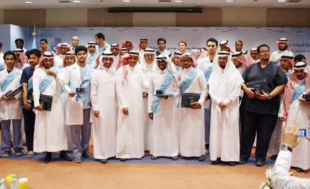 د. العمر يرعى تكريم الطلاب والطالبات الفائزين بجائزة العميد للتفوق الدراسي 