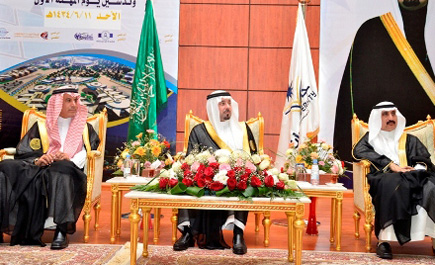 دشن يوم المهنة ورعى حفل تخريج 2300 طالب بجامعة نجران 