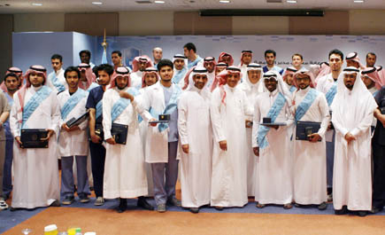 جامعة الملك سعود تكرم الطلاب والطالبات الفائزين بجائزة العميد 