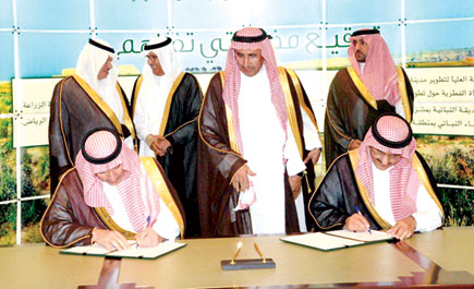 سمو أمير منطقة الرياض يوقع اتفاقيتي تطوير الحديقة النباتية وحديقة السفاري والغطاء النباتي 