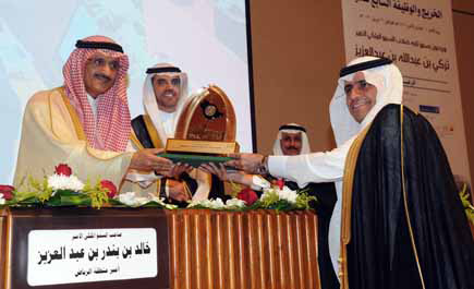 أمير الرياض يسلم «سـاب» جائزة معهد الإدارة للسعودة للمرة الخامسة 