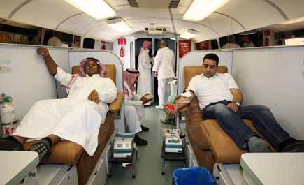 منسوبو مستشفى واحة الصحة يتبرعون بالدم 