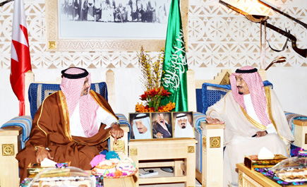 سمو ولي العهد يبحث مع الأمير سلمان آل خليفة تعزيز العلاقات الثنائية ومستجدات الأوضاع 