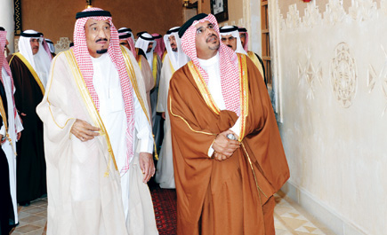 سمو الأمير سلمان يحتفي بولي عهد البحرين في مزرعته 