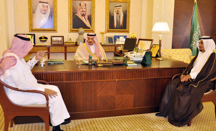 الأمير فيصل بن بندر يبحث جهود صندوق الموارد البشرية 