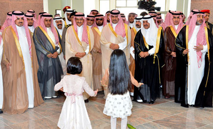 أمير منطقة الرياض يفتتح مبنى إدارة التربية والتعليم ويدشن عدداً من المشاريع التنموية بمحافظة القويعية 
