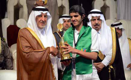 الأمير خالد الفيصل للشباب: رفعتم رأسي وتملكتم  إحساسي وأعدتم إليّ الشباب بعد المشيب 