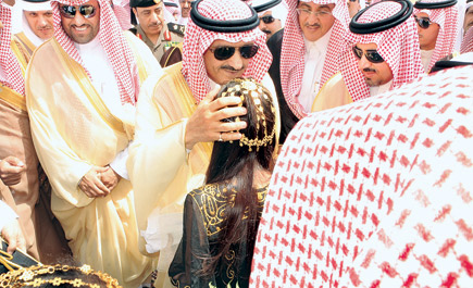 أبناء «إنسان» بالخرج يبتهجون بزيارة أمير منطقة الرياض ونائبه 