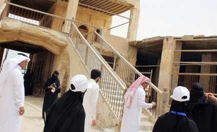 24 طالبة من جامعة الدمام يبحثن في آثار العقير 