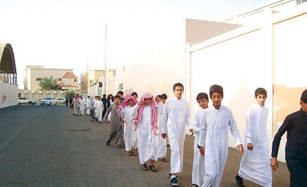 متوسطة الأمير فيصل تحث على المشي وأهمية الرياضة 