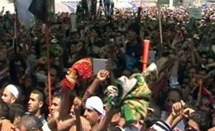 آلاف العراقيين يتظاهرون للمطالبة بمحاكمة المالكي وقواته 