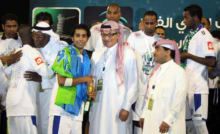 رئيس مجلس إدارة «زين السعودية» يشارك في تتويج الفتح 