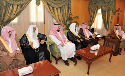 الأمير فهد بن بدر والأميرة سارة بنت عبد الله يرعيان حفل تخريج أكثر (1320) جامعياً بالجوف