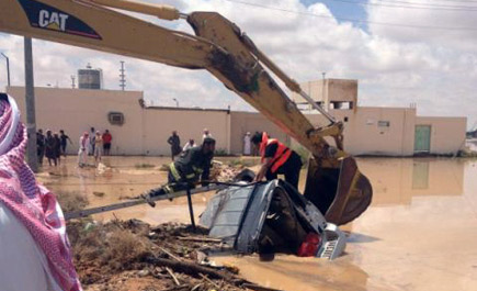 طوفان السيول يغرق أحياء الدلم.. وحالتا وفاة