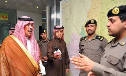 أمير منطقة الباحة يفاجئ مركز القيادة بالدفاع المدني بزيارة ويطَّلع على كيفية التَّعامل مع البلاغات 