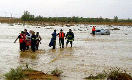 مدني المجمعة يواصل عمليات الإخلاء والإنقاذ من جراء السيول 