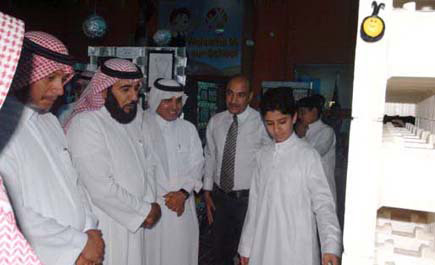 د. العبدالجبار يفتتح معرض (فضاء الفضة) في مدارس الخوارزمي الأهلية