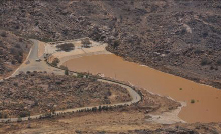 المياه تصل ذروة سد وادي قراض بالمحاني وتفيض من الجوانب 