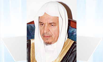 يتقبل العزاء في وفاة الشيخ الحصين بمنزل معالي وزير المياه والكهرباء 