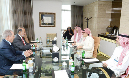 الأمير الوليد يلتقي برجل الأعمال المكسيكي كارلوس سليم في أبوظبي