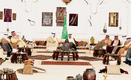 عقد اجتماعاً مع رئيس مجلس الوزراء الكويتي تناول المستجدات الخليجية والعربية والدولية 