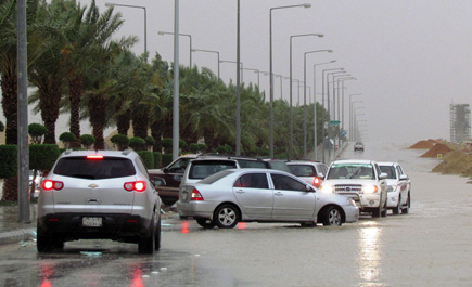 رياح قوية وأمطار غزيرة على الرياض أمس 