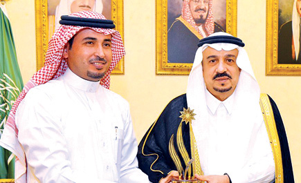 الأمير فيصل بن بندر يُكرِّم المشاركين في جناح القصيم بملتقى السفر والسياحة 