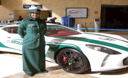 المرأة الإماراتية تقود (الرياضية) الفارهة في دبي 