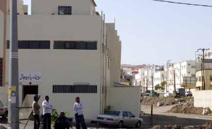 المواطنون يتهافتون على خدمات عُمال الدوائر الحكومية.. بعد نهاية الدوام!