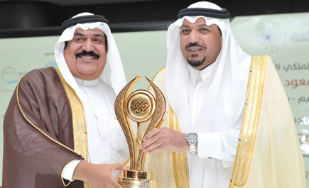 سمو نائب أمير منطقة القصيم يكرم الشاب موسى الزويد