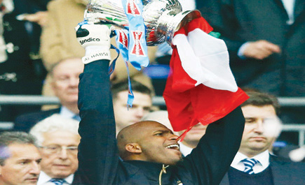 الحبسي أول لاعب عربي يرفع الكأس 