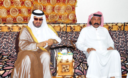 الأمير سعود بن عبدالمحسن يزور أسرة غريق حائل ويعزي والده وأشقاءه 