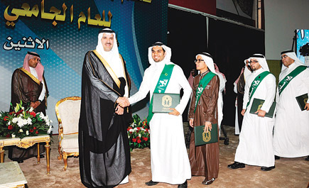 أمير منطقة المدينة يهنئ خريجي الدفعة التاسعة من جامعة طيبة 