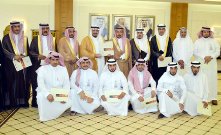 نائب أمير منطقة القصيم يكرم فريق عمل ملتقى الشباب السادس