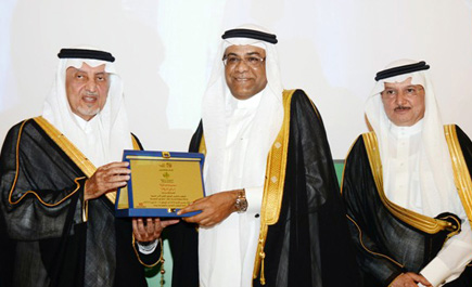 الأمير خالد الفيصل يكرم مجموعة صافولا لدعمها ملتقى الأسر المنتجة 