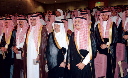 أمير منطقة الرياض خلال رعايته احتفالية جامعة الفيصل بتخريج دفعة من طلابها: 