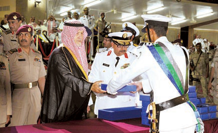 نائب وزير الدفاع يرعى حفل تخريج طلاب كلية الملك فهد البحرية بالجبيل 