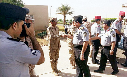 مساعد وكيل الحرس الوطني للجهاز العسكري بالقطاع الغربي يتفقد لواء الملك فيصل 