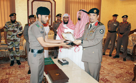 (166) ضابطاً وفرداً ينهون برنامج «تنوير» الديني والإرشادي في تبوك 