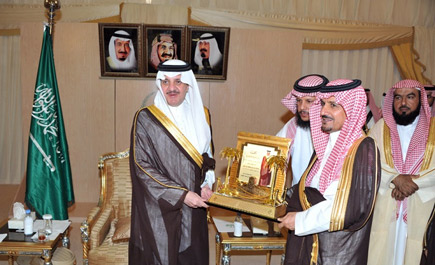 دشن مشاريع تنموية بحفر الباطن ورعى حفل الأهالي 