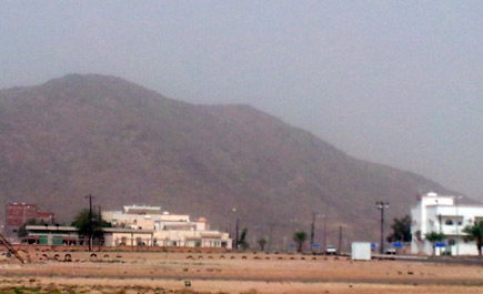 موجة غبار كثيفة تغطي أجزاء من تهامة 