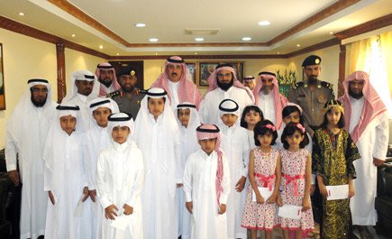 العساف يكرم الأطفال المشاركين باستقبال أمير الرياض 