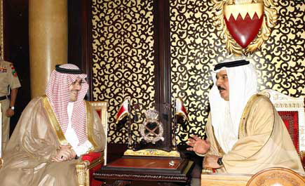 ملك البحرين يستقبل الأمير نواف بن فيصل 