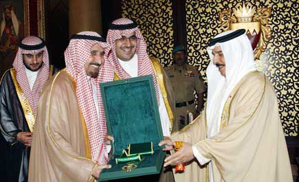 ملك البحرين يكرم «الخضيري» وعددا من القيادات العليا والشبابية 