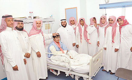طلاب ثانوية الملك سعود يزورون زميلهم النويصر 