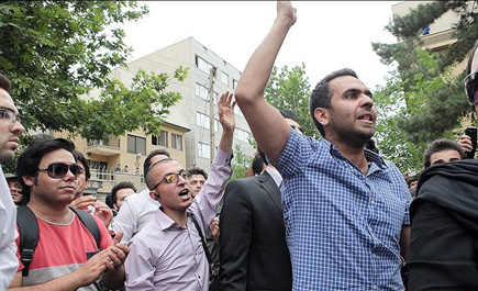 أنصار زعماء المعارضة في الجامعات يطالبون بإطلاق سراح موسوي وكروبي 