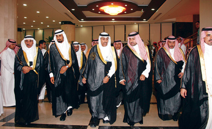 نائب أمير منطقة الرياض يرعى تخريج أطباء طب الأسنان والصيدلة بكليات الرياض 
