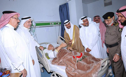 محافظ القريات يزور المربي إبراهيم حبرم بالمستشفى 