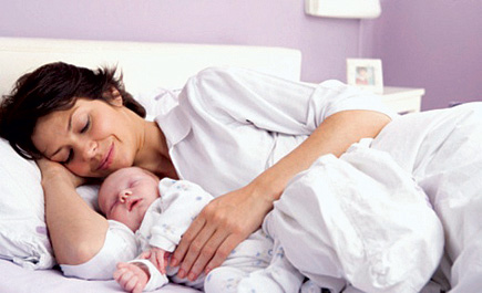 النوم مع الرضيع في سرير واحد يزيد من خطر وفاته 